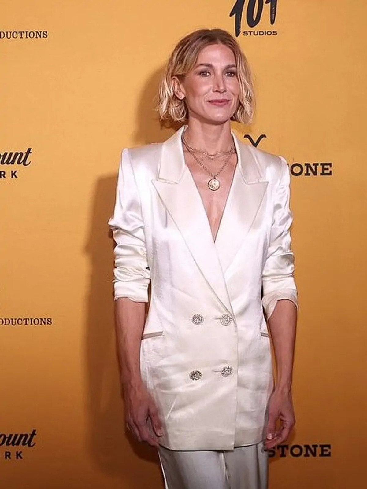 Yellowstone S5 Jennifer Landon Premiere White Coat